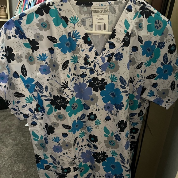 Scrub lot! Size small - Picture 3 of 6